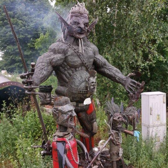 Ogromnych rozmiarów rzeźby ze złomu spawanego metalu stali z recyklingu postać diabła nr 4/2021
