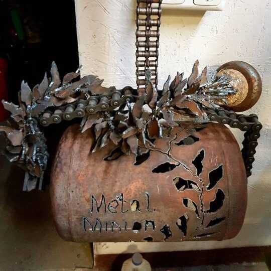 Kolekcjonerska lampa wisząca z metalowego złomu