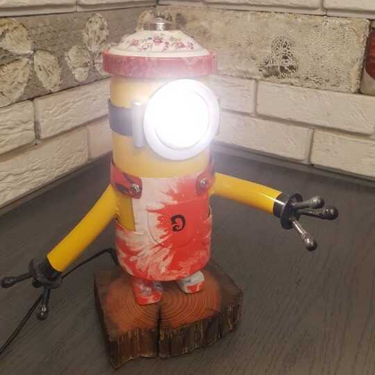 Rzeźba współczesna lampa dekoracyjna postać Minionka